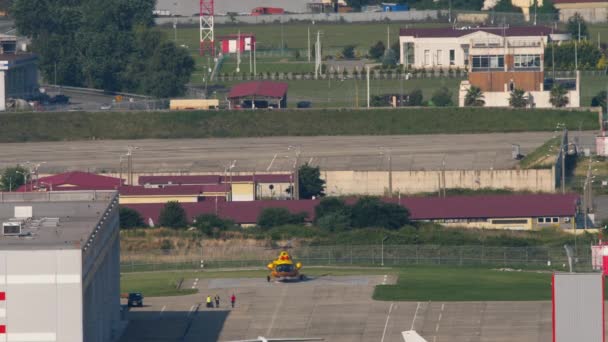 一架直升机抵达机场时拍了很久 基础设施 — 图库视频影像