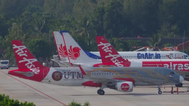Phuket Thailand November 2019 Footage Tractor Pulling Jet Plane Airasia — Stockvideo