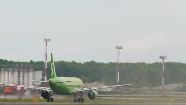 Novosibirsk Russian Federation July 2022 Footage Commercial Plane Airlines Takeoff — Wideo stockowe