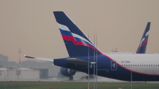 莫斯科 俄罗斯联邦 2021年7月29日 波音777从Sheremetyevo机场起飞 客机起飞前速度加快 飞机起落架 — 图库视频影像