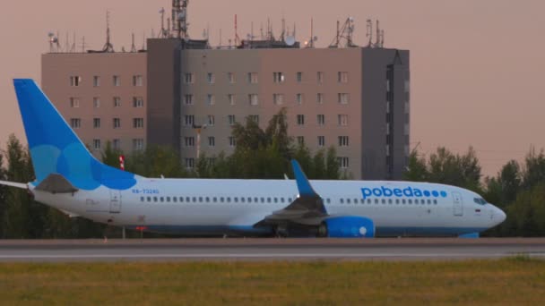 Kazan Russia August 2022 Passenger Plane Boeing 737 Pobeda Taxiway — Stock video
