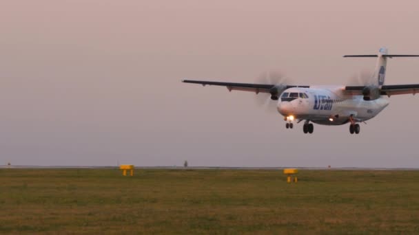 カザン ロシア 2022年8月5日 UtairのAtr 72航空機が到着 ターボプロップ機の着陸 飛行機の降下 日没または夜明け — ストック動画