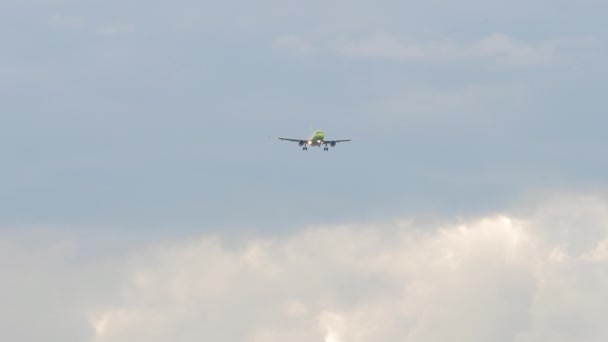 在多云的天空中 有绿色制服的客机接近着陆 前景色 — 图库视频影像