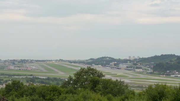 Timelapse Traffic Airport Panoramic View Airfield Aircraft Takeoffs Landings Tourism — Vídeo de Stock