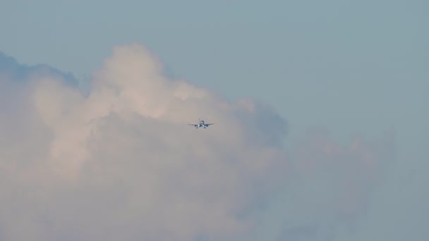 Long Shot Jet Passenger Aircraft Descending Landing Cloudy Sky Background — Vídeo de stock