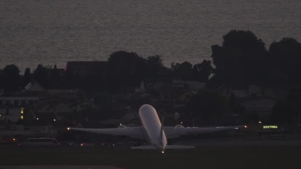 Αεροσκάφος Απογειώνεται Στο Ηλιοβασίλεμα Όμορφος Ουρανός Μακρινό Σουτ Αναχώρηση Σιλουέτα — Αρχείο Βίντεο