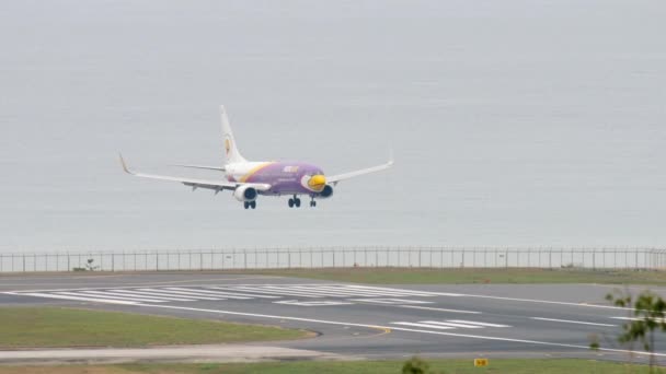 Phuket Thailand 2017年11月27日 波音737飞机接近普吉机场降落的镜头 旅游和旅行概念 飞机飞行 — 图库视频影像