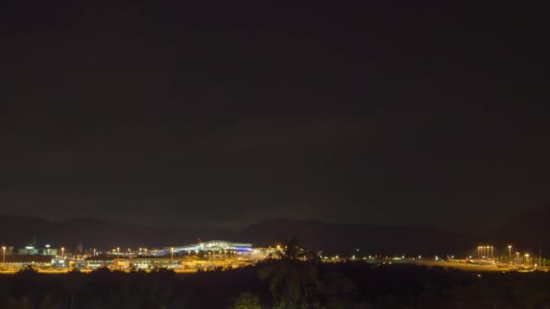 机场机场夜间的摄制镜头 航空交通的时间 夜间机场照明 — 图库视频影像