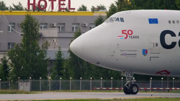 Novosibirsk Russian Federation June 2020 Close Side View Boeing 747 — Stockvideo