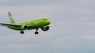 NOVOSIBIRSK, RUSSIAN FEDERATION - JULY 15, 2022: Jet plane of S7 Airlines landing, side view. Airplane flies. Tourism and travel concept