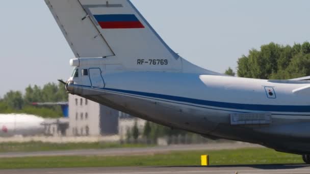 ロシア連邦のノヴォシビルスク 2022年6月12日 トルマチェヴォ空港の滑走路上の輸送機Il 76の側面図 76ソ連重軍用輸送機 — ストック動画
