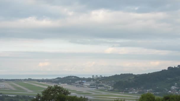 Тімелапс Аеропортових Перевезень Панорамний Вид Аеродром Хмари Пливуть Над Містом — стокове відео