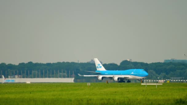 オランダのアムステルダム 2017年7月27日 アムステルダムのスキポール空港の滑走路をタクシーで走るKlm航空のボーイング747 旅客用ダブルデッキ飛行機に乗る — ストック動画