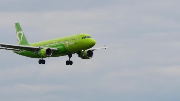 Novosibirsk Russian Federation July 2022 Jet Plane Airlines Landing Side — Vídeo de stock