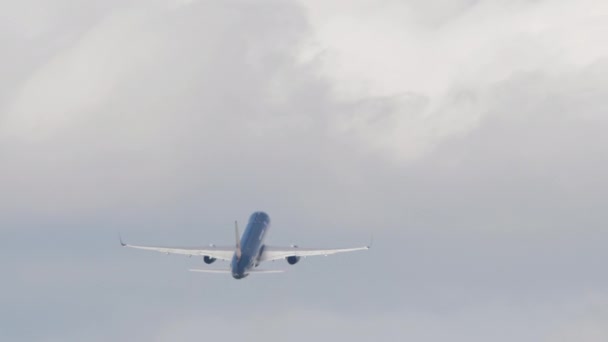 Passenger Plane Departure Climbing Rear View Long Shot Premium Jet — Stockvideo
