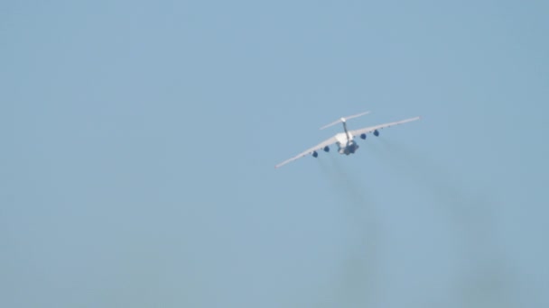 離陸後の重輸送4エンジン航空機の上昇 リアビュー 多目的ターボファン戦略航空機 — ストック動画