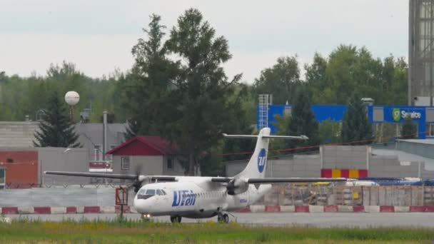 Novosibirsk Russian Federation July 2022 Turboprop Plane Atr Utair Taxiing — Vídeo de stock