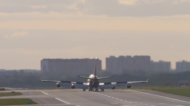 Cinematic Footage Heavy Wide Body Aircraft Decelerating Landing Rear View — kuvapankkivideo