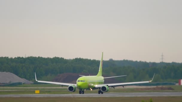 Novosibirsk Russian Federation June 2020 Boeing 737 Airlines Runway Tolmachevo — Vídeo de stock