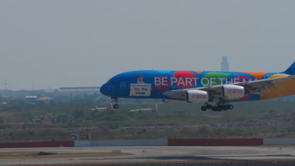 バンコク 2023年1月19日 エミレーツ航空エアバスA380便での到着スワンナプーム空港の魔法の着陸の一環として サイドビュー ダブルデッキの巨大なボードの到着 観光旅行のコンセプト — ストック動画