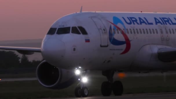 Kazan Russia August 2022 Airbus A320 Ural Airlines Taxiing Runway — Vídeos de Stock