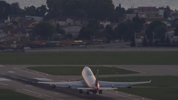 Huge Four Engine Passenger Plane Takeoff Sunset Pink Sky Jumbo — Vídeos de Stock