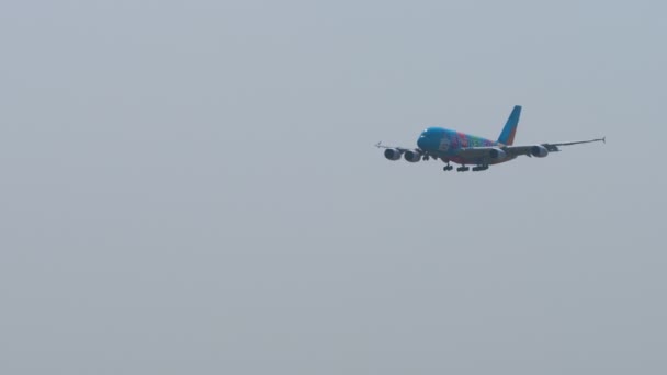 バンコク 2023年1月19日 エミレーツ航空A380便での到着スワンナプーム空港の魔法の着陸の一環として サイドビューのロングショット ダブルデッキの航空機が飛ぶ 観光旅行のコンセプト — ストック動画