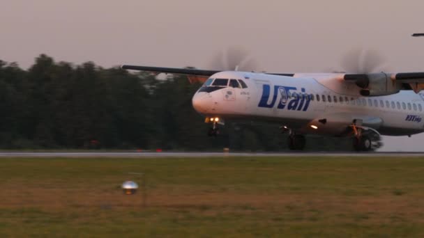 Kazan Russia August 2022 Passenger Aircraft Atr 67685 Utair Arriving — Vídeo de stock