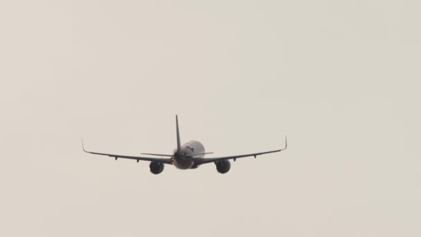 ジェット飛行機が飛んで リアビュー 夕日の空に対して旅客機を出発 観光旅行のコンセプト — ストック動画