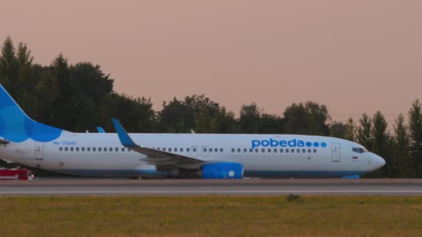 Kazan Russia August 2022 Passenger Plane Boeing 737 Pobeda Riding — Stockvideo