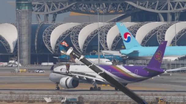Bangkok Thailand January 2023 Airplane Airbus A350 Thai Airways Braking — Vídeo de Stock