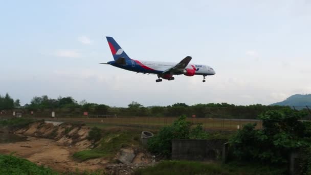 Phuket Thailand January 2023 Passenger Plane Boeing 757 2Q8 73077 — Stock Video