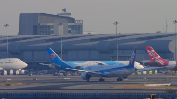 Bangkok Thailand January 2023 Commercial Airplane Ana Taxiing Suvarnabhumi Airport — стоковое видео