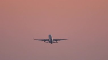 Arka manzara, havalanan uçak. Uçak tırmanıyor. Uçak silueti kalkıyor. Turizm ve seyahat kavramı