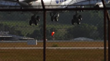 PHUKET, THAILAND - 26 HAZİRAN 2023: Edelweiss uçağı yavaş çekim ile Phuket havaalanına indi. Uçak piste dokunuyor. Turizm seyahati kavramı