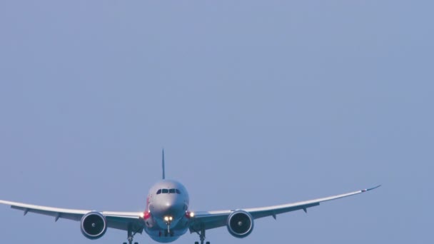 Перед Посадкой Приближается Реактивный Самолет Пассажирский Самолет Летит Вид Спереди — стоковое видео