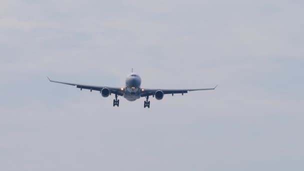 Bottom View Silhouette Passenger Jet Aircraft Approaching Landing Cloudy Gray — Vídeos de Stock