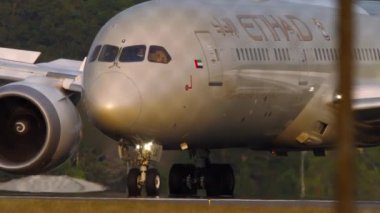 PHUKET, THAILAND - 22 HAZİRAN 2023: Phuket havaalanında ETIhad uçağının yolcu uçağı. Kokpit, yakın çekim, ön manzara. Çitin arkasından bak. Uçak havaalanında.