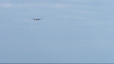 İnişten önce ticari uçağın yaklaşma ihtimali çok düşük. Yolcu uçakları, ön manzara. Turizm seyahati kavramı