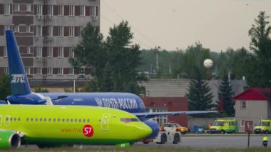NOVOSIBIRSK, RUSYA FEDERasyonu - 10 Haziran 2020: Tolmachevo havaalanında taksicilik yapan S7 Airlines uçağı. Sibirya Havayolları yolcu uçağı. Turizm ve seyahat kavramı