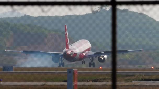 Avião Passageiros Jacto Aterrar Aeroporto Tocar Pista Travar Chegada Voo — Vídeo de Stock