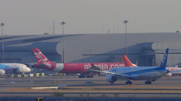 Bangkok Thailand January 2023 Long Shot Passenger Plane Ana Taxiway — Vídeo de stock