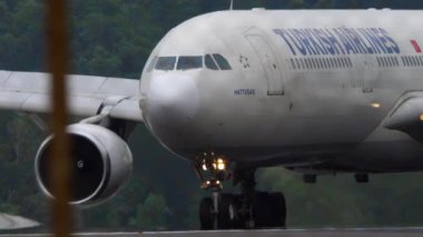 PHUKET, THAILAND - 24 HAZİRAN 2023: Phuket Havaalanında taksicilik yapan Türk Havayolları Airbus A330. Yolcu uçuşu, çitten geçen havaalanı. Turizm seyahati kavramı