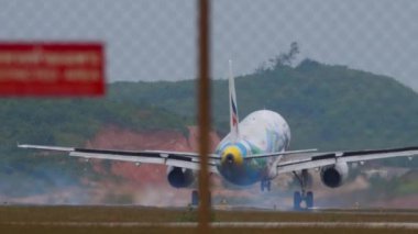 PHUKET, THAILAND - 28 HAZİRAN 2023: Airbus A320-232, HS-PGW Bangkok Havayolları Samui Limanı, Phuket havaalanına iniş ve frenleme, yan görüş.