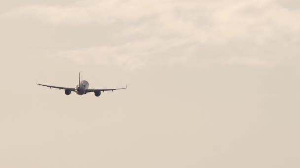 Rekaman Pesawat Penumpang Jet Terbang Jauh Pesawat Keberangkatan Panjat Setelah — Stok Video