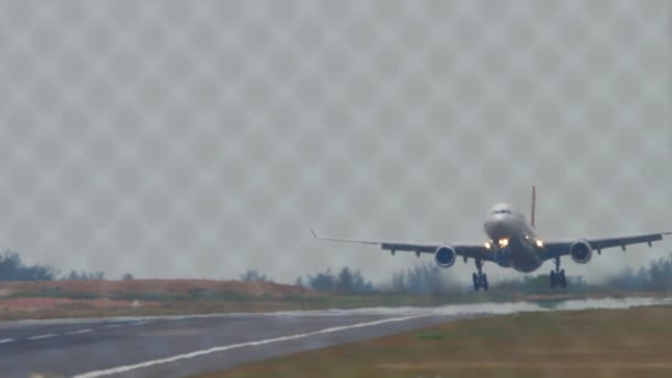 Samolot Ląduje Dotyka Pasa Startowego Hamuje Klapy Góry Przylot Samolotów — Wideo stockowe
