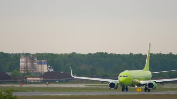 Novosibirsk Russian Federation June 2020 Boeing 737 Airlines Taxiing Runway — Vídeo de Stock