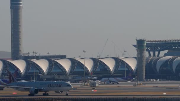 Bangkok Thailand Januar 2023 Das Verkehrsflugzeug Boeing 777 Von Qatar — Stockvideo