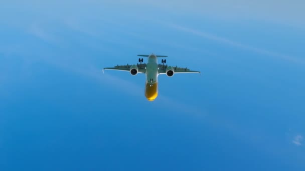 Phuket Thailand January 2023 在普吉机场降落的商用滑翔机 从下面看飞机 头顶的客机 蓝天背景 — 图库视频影像