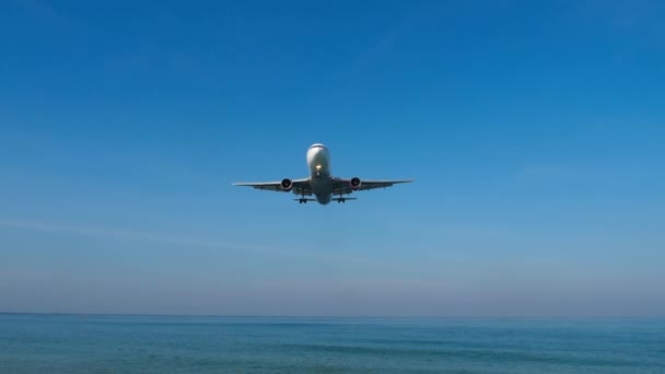 Jet Plane Descending Landing Blue Sky Tourism Travel Concept — Stockvideo